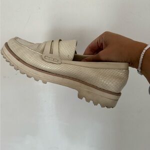 Dolce Vita Womens Austyn Ivory Snake Leather Loafers, Size 7M